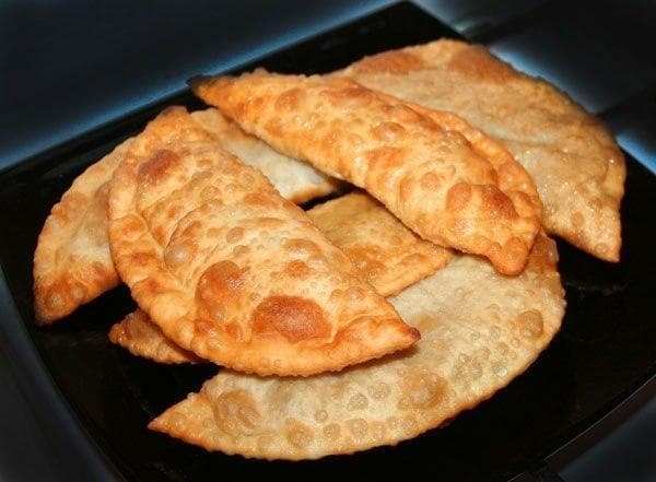 ЧЕБУРЕКИ С ЗЕЛЕНЬЮ И СЫРОМ