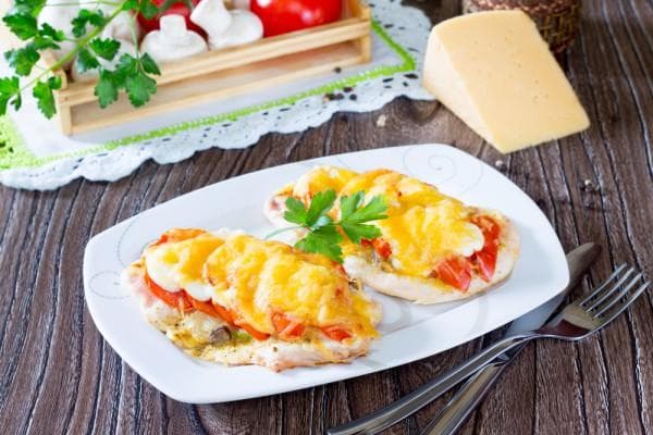 Курица под сыром с помидорами