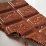 Шоколад Milka молочный фундук-изюм 100г фото 1 