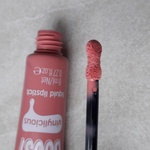 Помада-блеск для губ Essence Colour BOOST Liquid lipstick vinylicious фото 2 