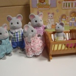 Малыш мышонок с кроваткой Village Story фото 3 